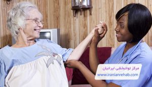 خدمات فیزیوتراپی در منزل توسط خانم